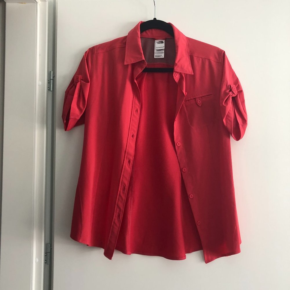 NORTH FACE Ladies Size Small Coral Colored Multipurpose SHORTSLEAVED SHIRT